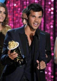 Постер к Церемония вручения премии MTV Movie Awards 2012 смотреть онлайн на HD Rezka